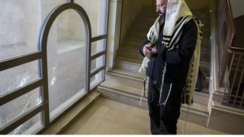 Worshipers returned to pray at the synagogue 