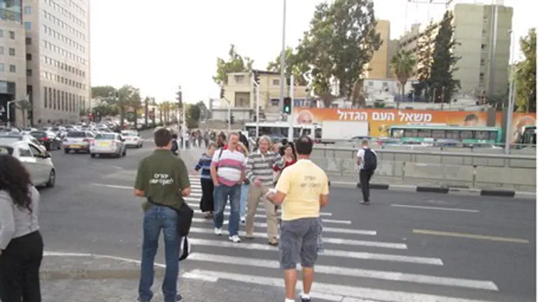 Yad L'achim activists face off against missionaries in central Tel Aviv