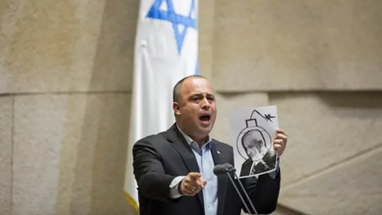 Ехиэль Бар с карикатурой на Нетаньяху