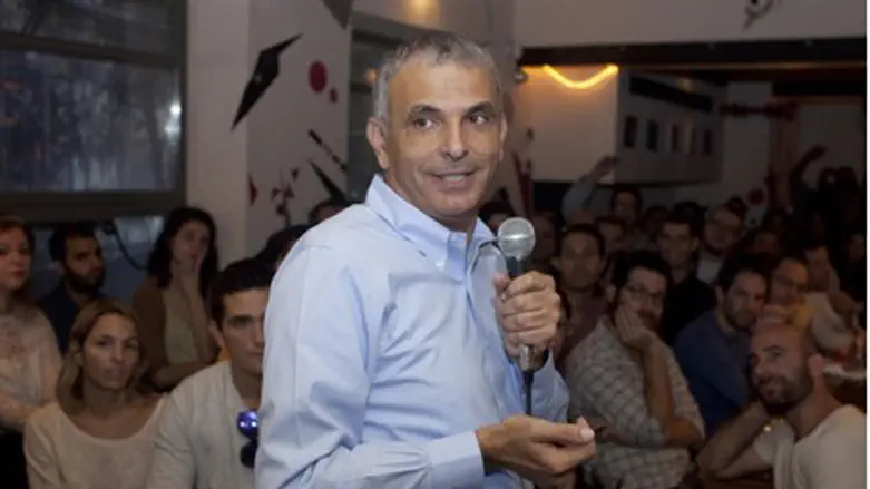 Kahlon talking to young Israelis at a pub in Tel Aviv
