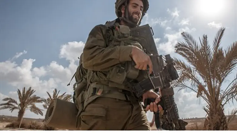 IDF soldier outside Gaza during Protective Edge (file)