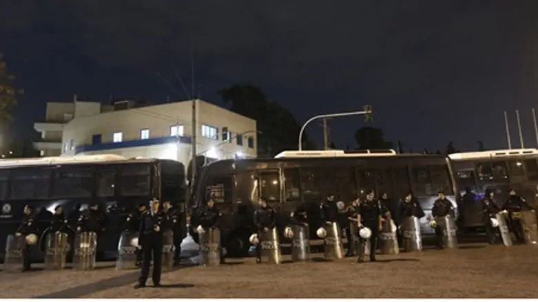 Police outside Israeli Embassy in Athens (archive)