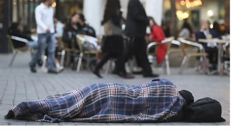 Бездомный, спящий на иерусалимской улице
