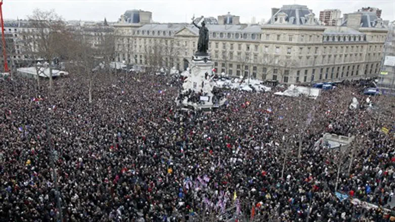 Huge crowds gather outside French Elysee presidential palace for major rally