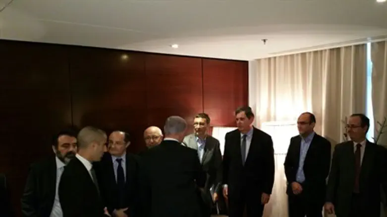 Биньямин Нетаньяху на встрече с главами общин