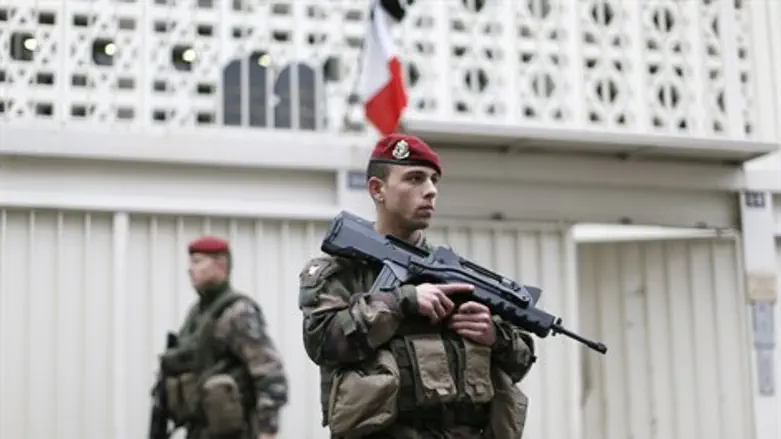 חיילים שומרים על בי"ס יהודי בפריז
