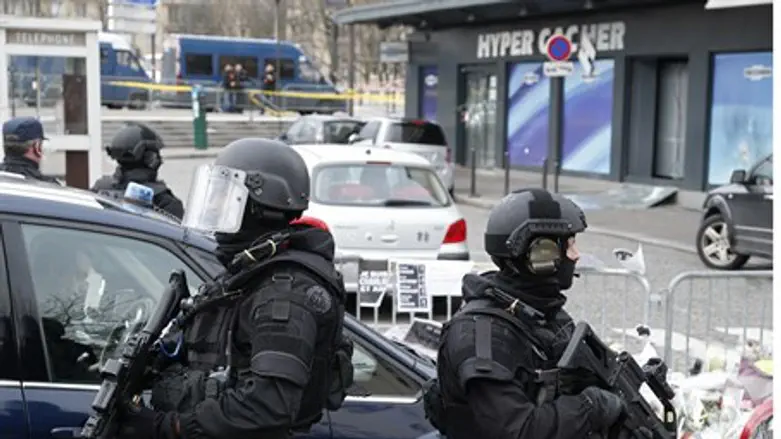French special forces stand outside the Hyper Cacher store, where four people were killed