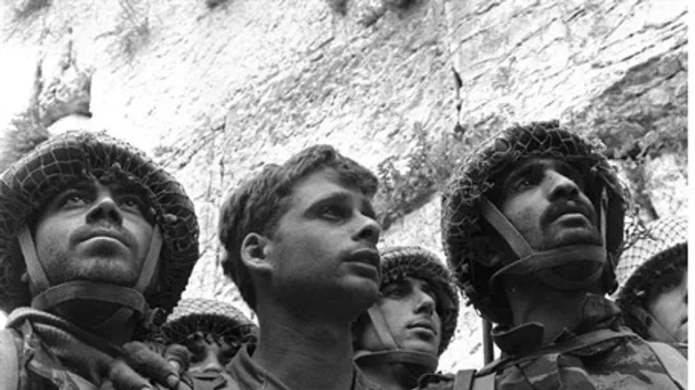 IDF soldiers liberate the Kotel in 1967 Six Day War