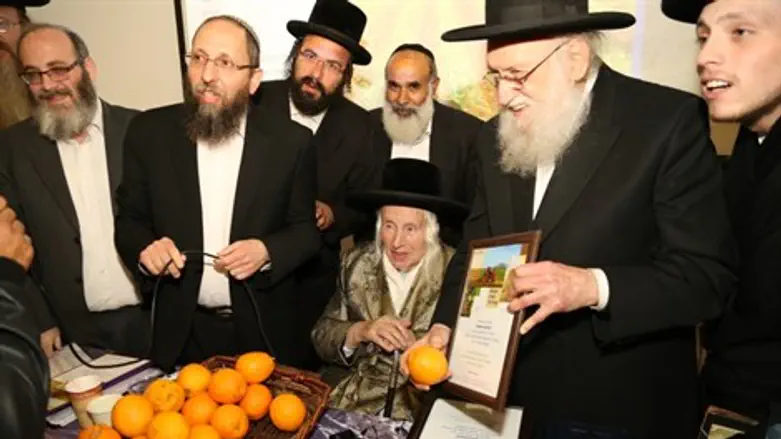 הרב קוק, האדמו"ר מקאליב והרב רימון בטקס הענקת התעודות