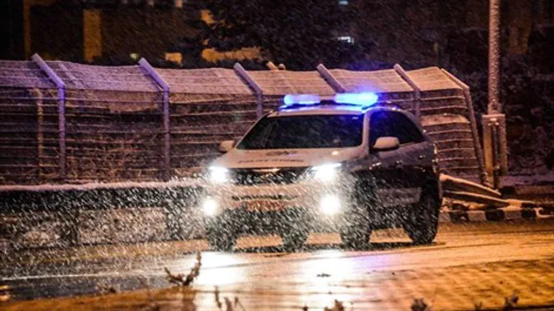 ניידת משטרה בשלג