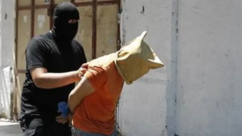 Hamas terrorist leads 'collaborator' to execution (file)