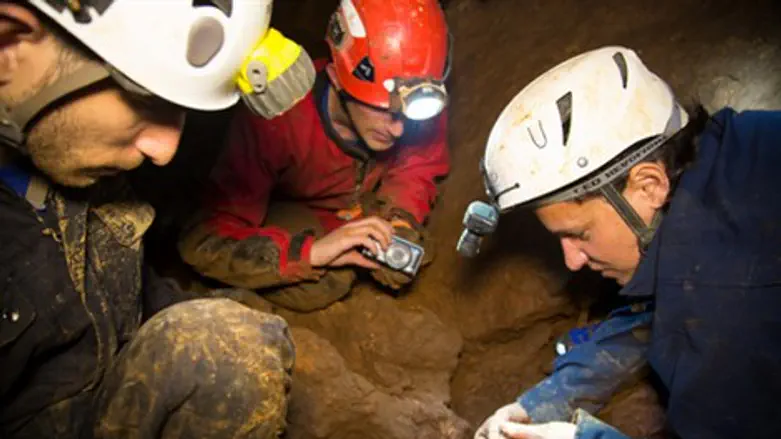 אנשי הרשות ומועדון המערנות בחיפוש ממצאים במערה