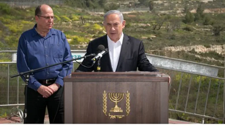 Ya'alon (L), Netanyahu at IDF HQ for Judea-Samaria