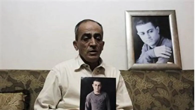 Отец Саида Исмаила Муслама с фотографией сына