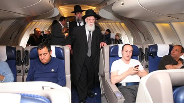 הרב שלום כהן במטוס לפריז