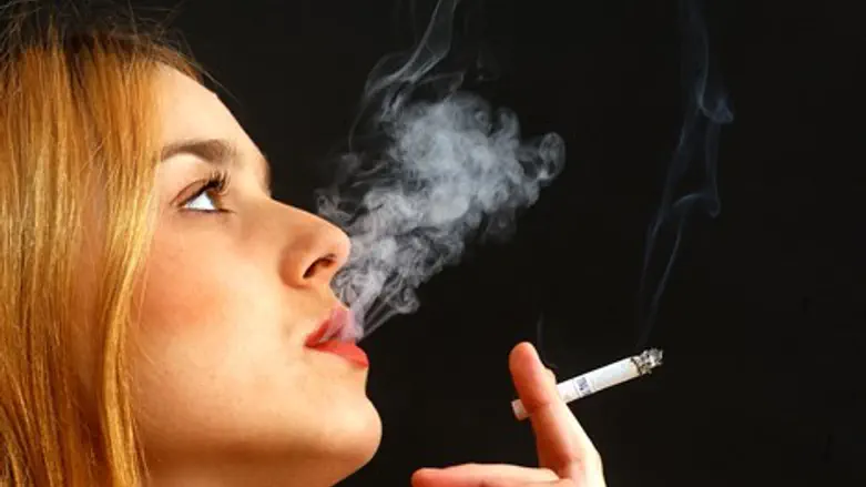אישה מעשנת סגריה