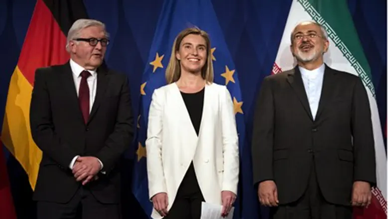 German, EU and Iranian foreign ministers announce deal (file)