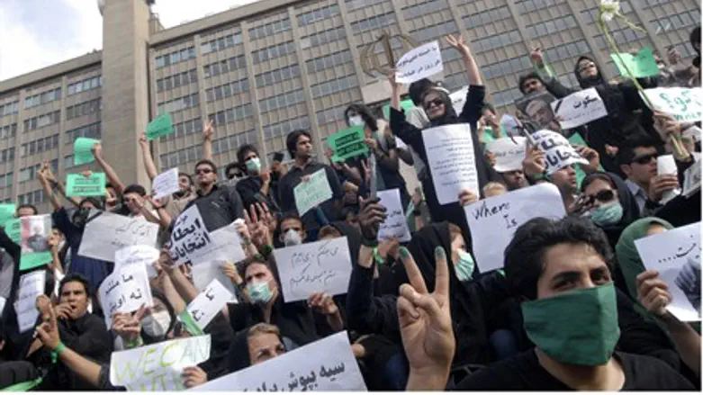 Iranians protests results of presidential elections in 2009