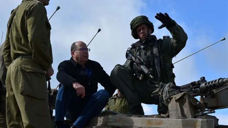 Moshe Ya'alon with IDF on Golan Heights