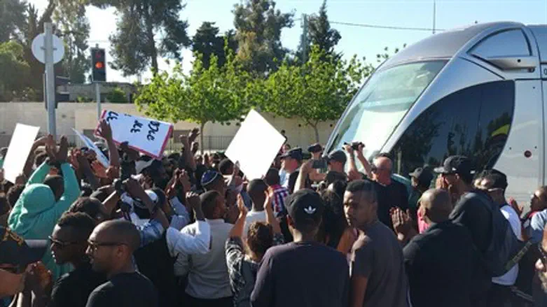 Ethiopian Jews protest outside police HQ