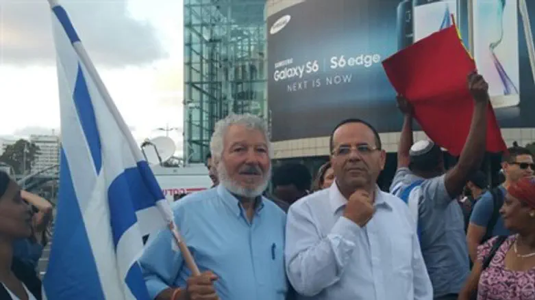 Avi Farchan and Likud MK Ayoub Kara at protest