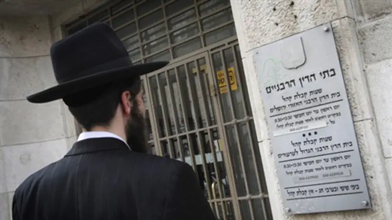 להשוות את בתי הדין הרבניים לבתי משפט