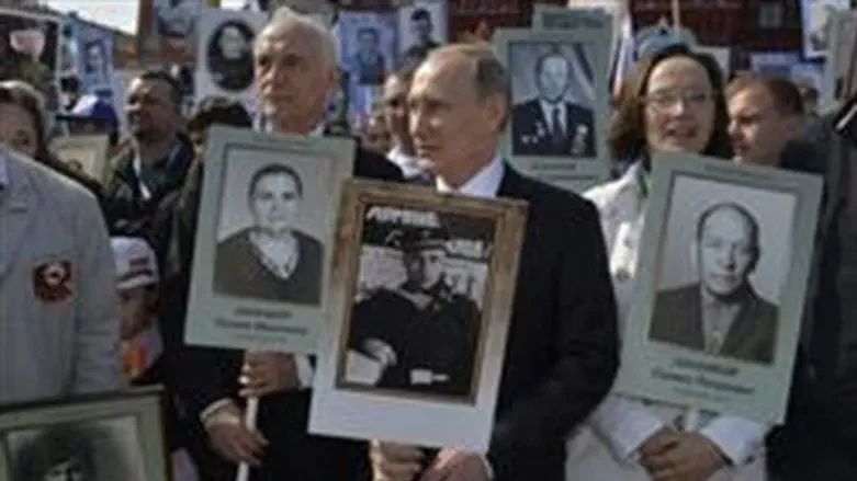 Чей портрет в руках у Путина