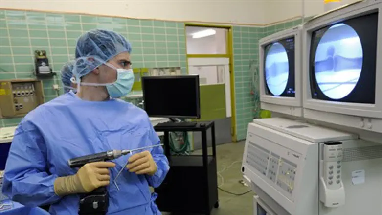 Surgeon prepares to operate (file)