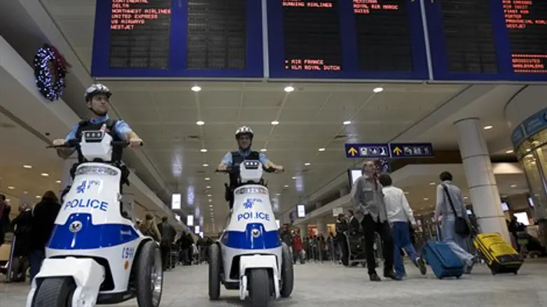 שוטרים בשדה התעופה במונטריאול