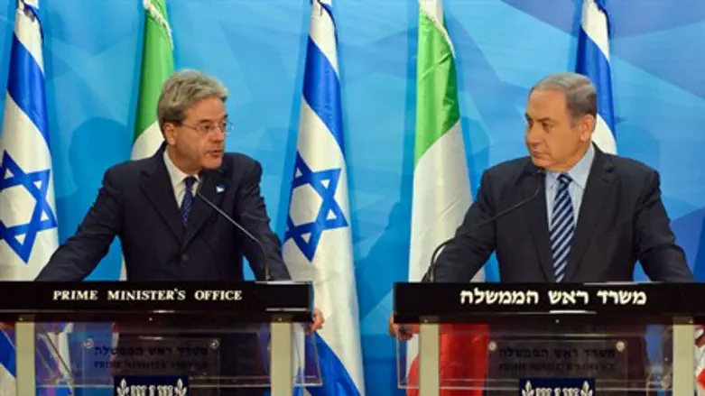 Gentilloni (L), Netanyahu at press conference