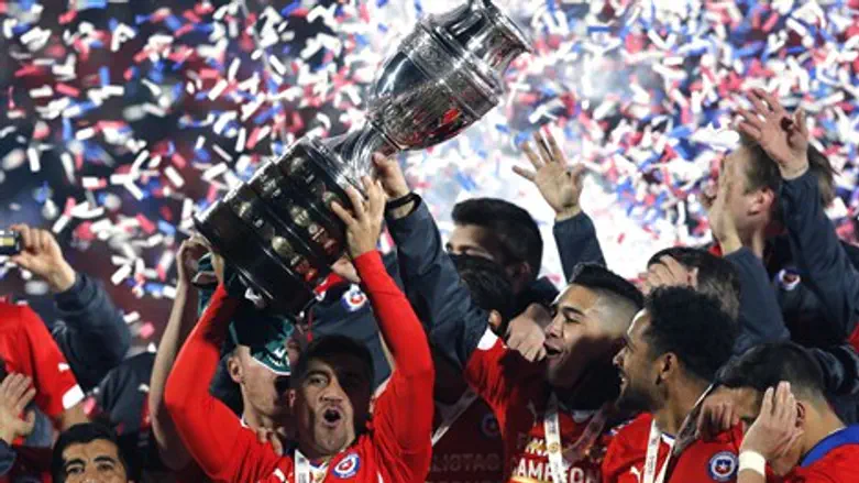 היסטוריה. שחקני צ'ילה חוגגים עם הגביע