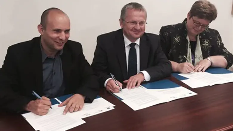Naftali Bennett signs with Udo Michallik, Monika Iwersen