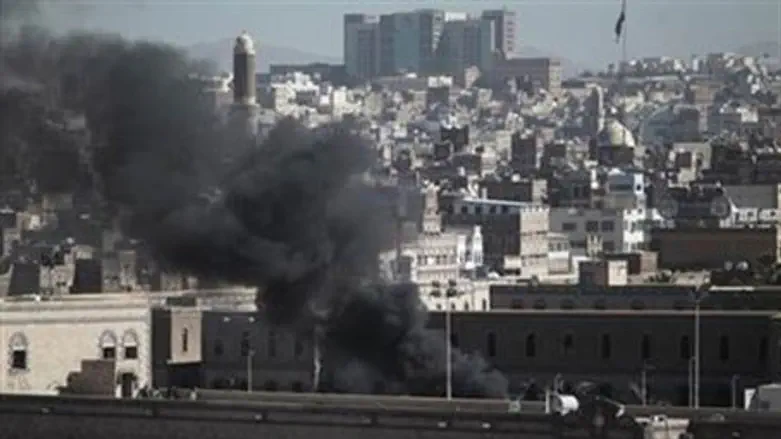 Smoke rises from Yemen Defense Ministry's compound after attack
