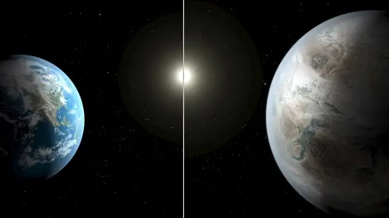 מעניין אם גם להם יש שר חלל. תמונת אילוסטרציה של כדור הארץ (משמאל) ביחס לכוכב החדש
