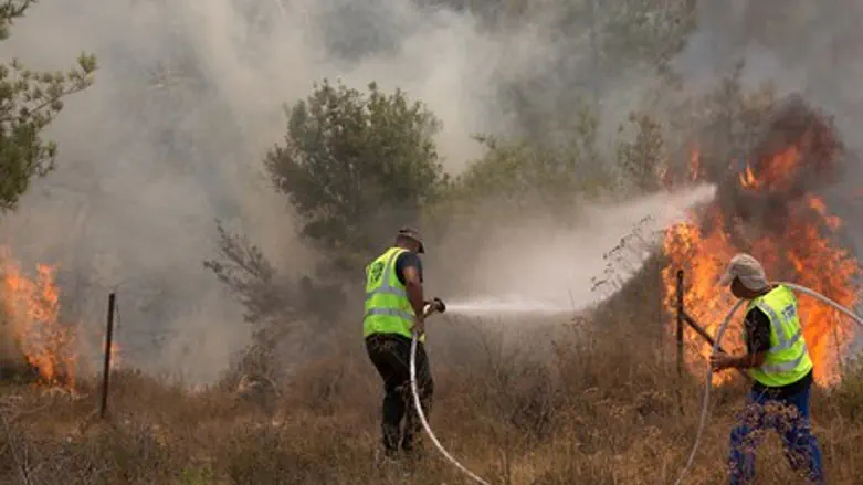 Firefighters battle Jerusalem blaze