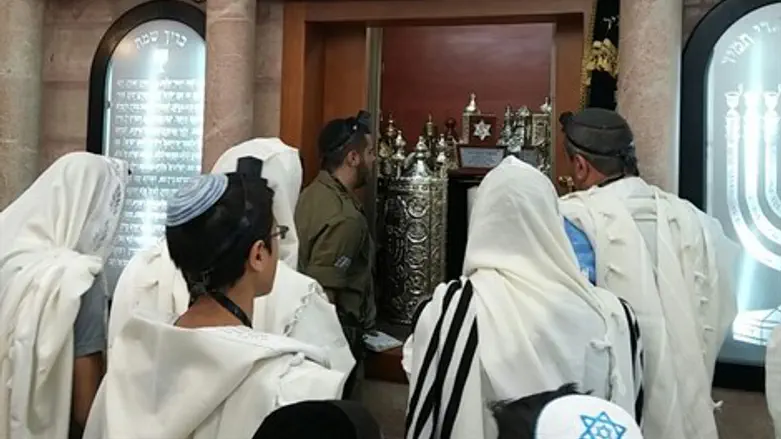 תפילה בבית הכנסת המיועד להריסה