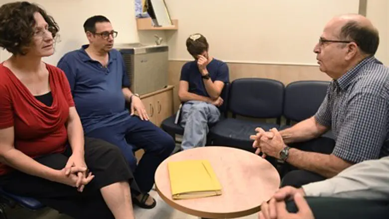 Ya'alon meets with parents of Yuval Appel
