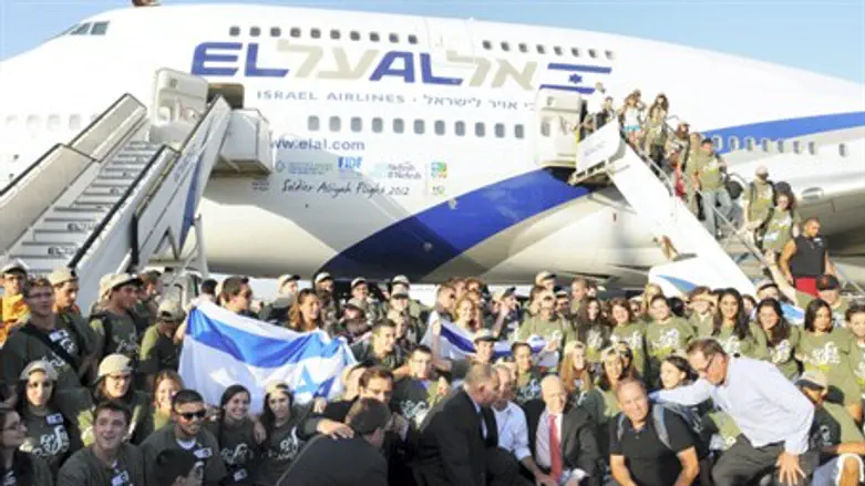 Olim arrive in Israel with Nefesh B'Nefesh
