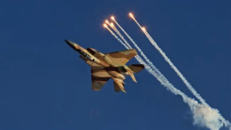 F-15I releases flares (illustration)