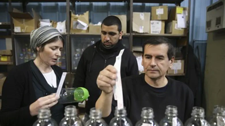 Jewish, Palestinian workers in Sodastream factory