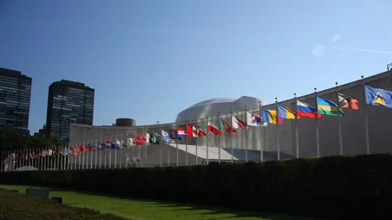 Флаги разных стран мира у входа в ООН