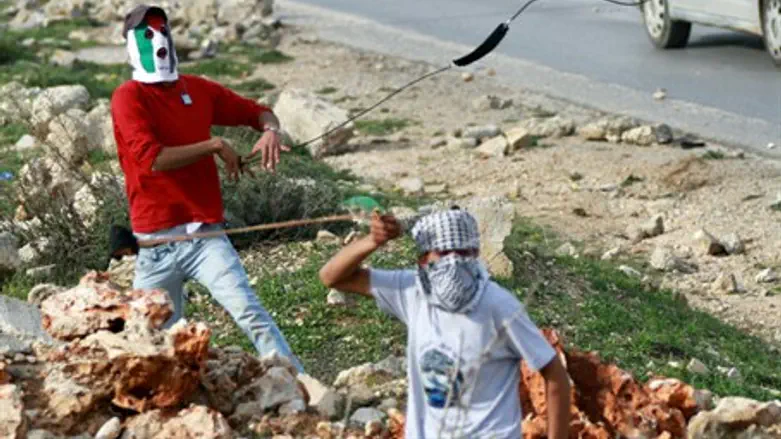 Rock-throwing Arab teens (file)