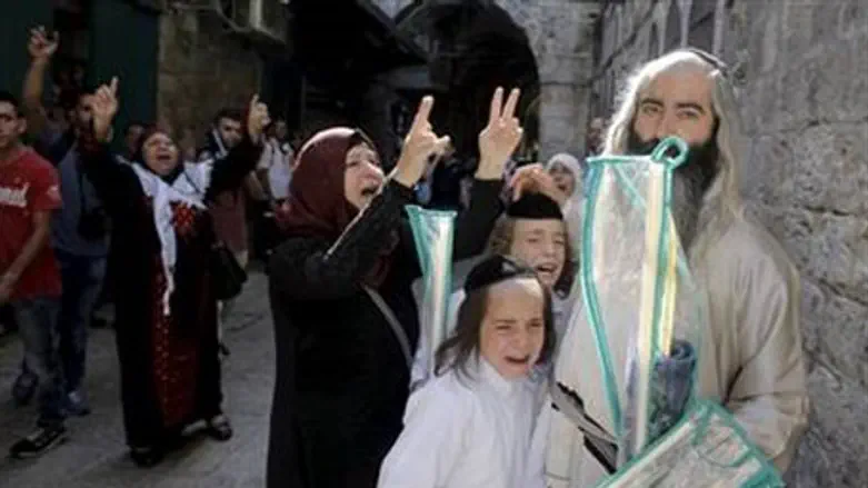 Jewish children cry as Muslims mob attacks in Jerusalem