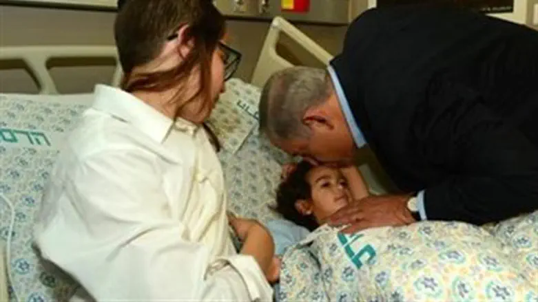 Netanyahu with stabbing victim