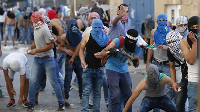 Arab rioters in Issawiya, Jerusalem