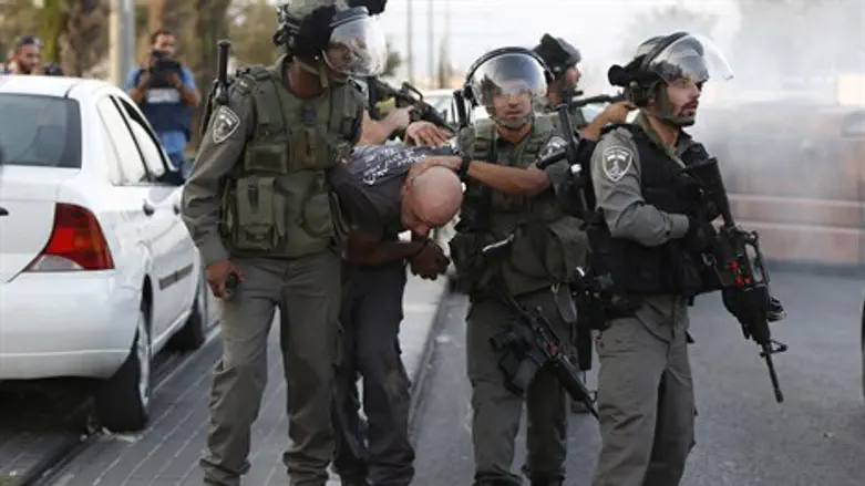 Border police arrest Arab rioter in Issawiya, Jerusalem