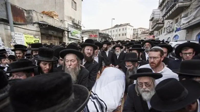 Ultra orthodox Jewish men carry the body of Rabbi Yishayahu Karishevsky