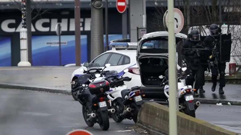 French police outside kosher supermarket in eastern Paris