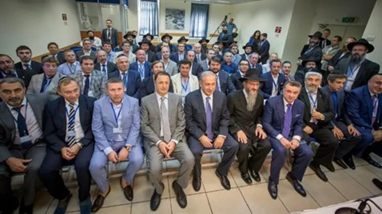 Netanyahu (C) with Russian Jewish community leaders