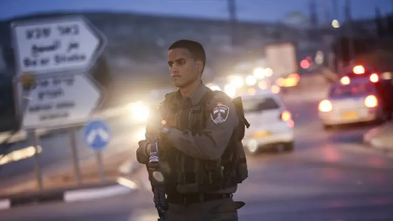 Border Police officer on road outside Kiryat Arba/Hevron (file)